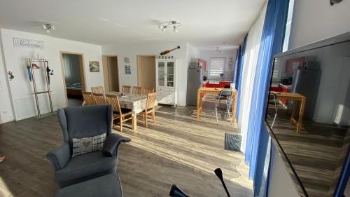 Alt-Travemunde/Ronnau Apartment | Haus Tulle - 2 Ferienwohnungen Schnupp & Lütte mit Saisonstrandkorb