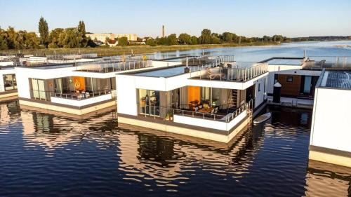Ribnitz Boat Rental | Hausboot Meerkraft
