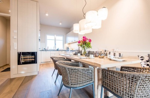 List House | Hausteil im EG, UG, OG, DG, ca. 219m² Nutzfläche, 2 Parkplätzen, Nichtraucher