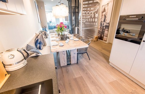 List House | Hausteil im EG, UG, OG, DG, ca. 219m² Nutzfläche, 2 Parkplätzen, Nichtraucher
