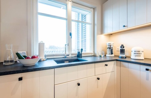 List House | Hausteil im EG, UG, OG, DG, ca. 219m² Nutzfläche, 2 Parkplätzen, Nichtraucher