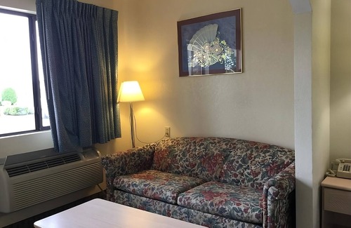 Cabot Resort | Have a Relaxing Stay! FREE Breakfast, Pool, Close to Arkansas Museum!