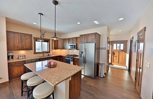Fraser House | Have Fun/Relax in a Gorgeous Mountain Home, Well Equipped, Great Location