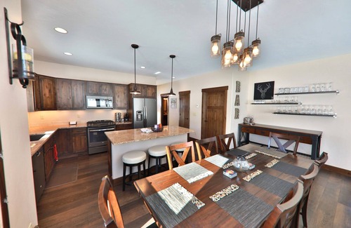 Fraser House | Have Fun/Relax in a Gorgeous Mountain Home, Well Equipped, Great Location