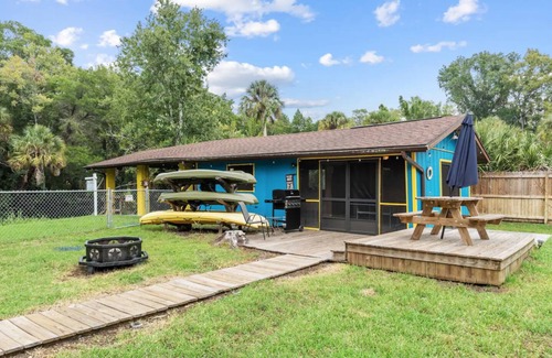 Homosassa House | Have it all at this beautiful waterfront Homosassa home close to all amenities.