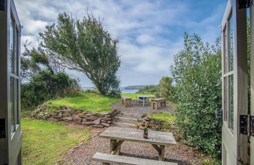 St Ishmaels Apartment | Haven View - 1 Bedroom Shepherds Hut - St Ishmaels