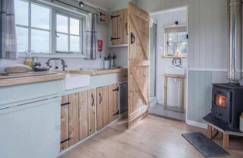 St Ishmaels Apartment | Haven View - 1 Bedroom Shepherds Hut - St Ishmaels