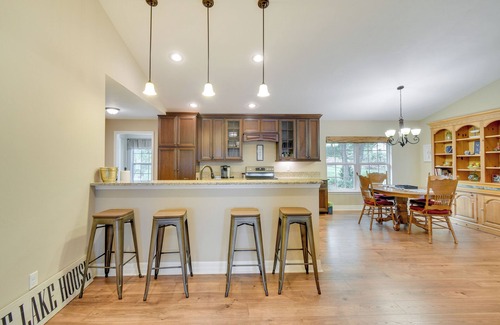 Putnam Hall House | Hawthorne Vacation Rental w/Access to Cue Lake