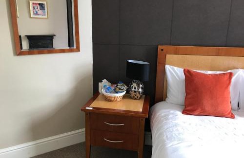 Oldbury Bed & Breakfast | Haya Guest House