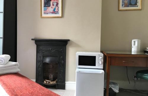 Oldbury Bed & Breakfast | Haya Guest House