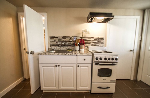 Arena District House | Hays St #B Near Downtown Guest Studio