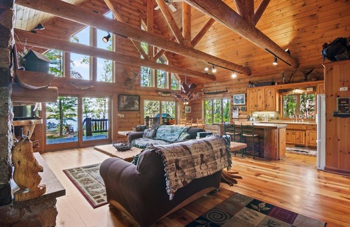 Hayward House | Hayward Wisconsin-Eaglesnest-Log home, on Lake Chippewa-Dogs welcome!