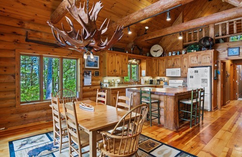 Hayward House | Hayward Wisconsin-Eaglesnest-Log home, on Lake Chippewa-Dogs welcome!