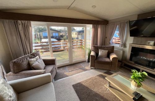 Morpeth Cabin | Hazel Oaks, Beautiful Lodge with Hot Tub - Sleeps 6 - Felmoor Park