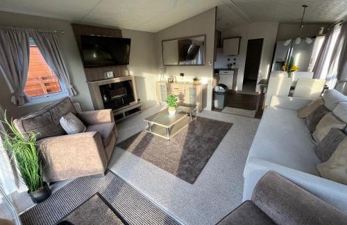 Morpeth Cabin | Hazel Oaks, Beautiful Lodge with Hot Tub - Sleeps 6 - Felmoor Park