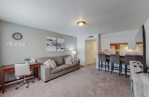 West Old Town Apartment | Hazel Orchid, Near Old Town
