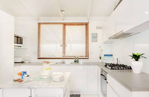 Dromana House | Heales Hideaway Dromana steps to the beach
