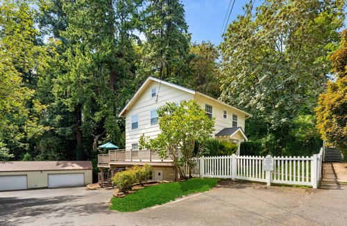 Camas Apartment | Heart of Camas ✿ Walk to Downtown Shopping Restaurants