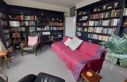 Carmarthen Bed & Breakfast | Heart of Carmarthen, town centre historic Georgian town house, with free parking