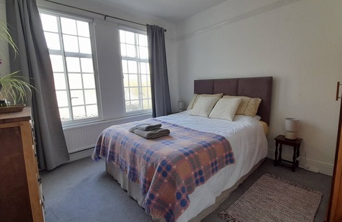 Carmarthen Bed & Breakfast | Heart of Carmarthen, town centre historic Georgian town house, with free parking