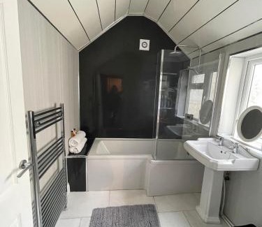 Darlington Apartment | Heart of Darlington Town house