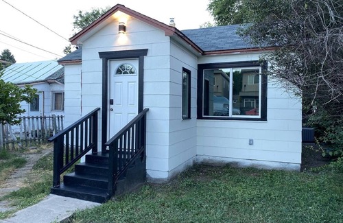 Okanagan-Similkameen House | Heart of Downtown - Cottage Home - 10 min walk to the beach - Pet Friendly