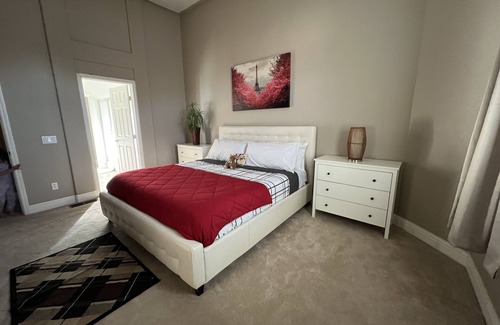 Folsom House | Heart of Folsom - Large house with game room