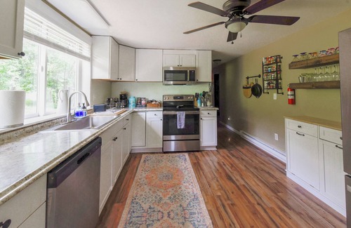 Kirby House | Heart of Hampshire Lodge, Fiber Internet, 4 beds - 2 Kings, 2 kitchens, 3 baths