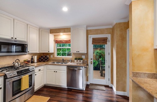 Healdsburg Cottage | Heart of Healdsburg | Complimentary wine tasting at Croix Estate included!