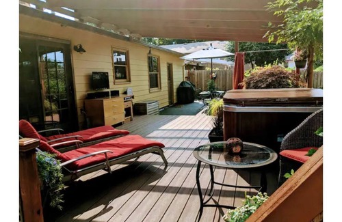 Riviera House | Heart of Milwaukie- Plush Comfort & Great location