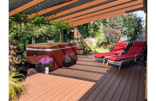 Riviera House | Heart of Milwaukie- Plush Comfort & Great location