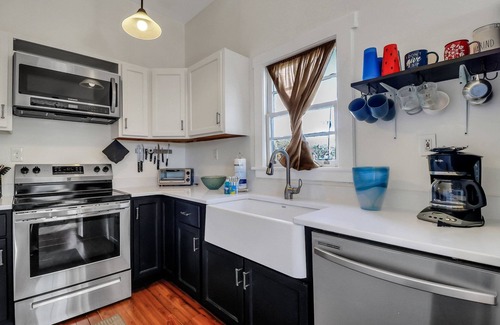 Thomas Square Apartment | Heart of Starland + Steps to Amazing Restaurants, Bars by Lucky Savannah