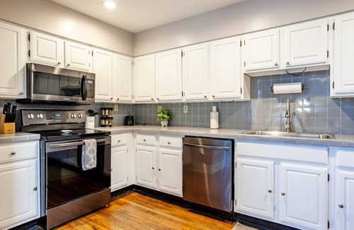 Old City Apartment | Heart of the Old City- Minutes from Market Square