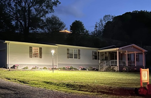 Abingdon House | Heartwood Farm Cottage on the River & VA Creeper Trail