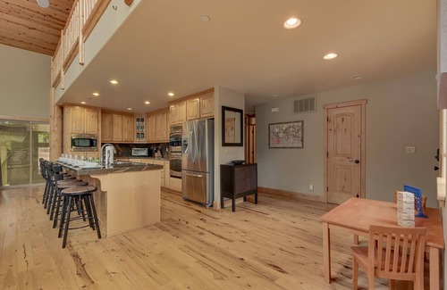 North Upper Truckee House | Heated Indoor Pool, Arcade, Skeeball, Sauna, Foosball, Pool Table, Spa, Grill – Heavenly Escape