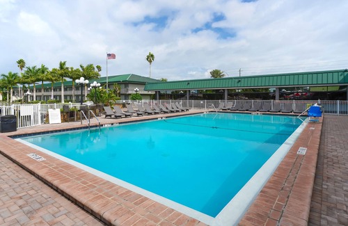Trailer Estates Apartment | Heated Pool, Fireplace, 70" TV, Marina Front, Tiki Bar and Grill