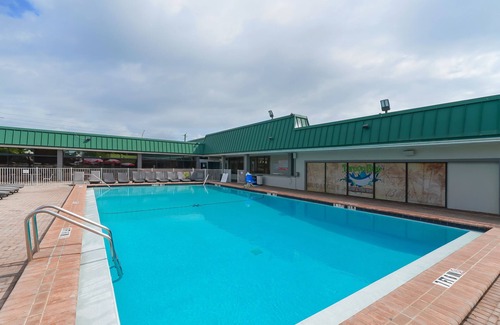 Trailer Estates Apartment | Heated Pool, Fireplace, 70" TV, Marina Front, Tiki Bar and Grill