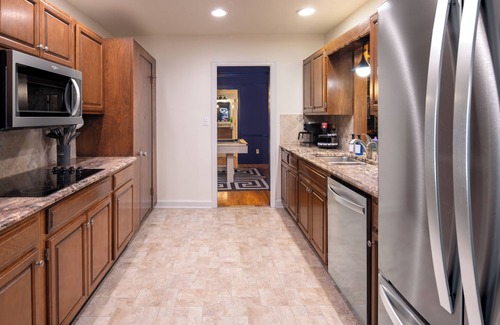 Tulsa House | Heated Pool ~ Hot tub ~ Pickleball ~ Putt Putt ~ Game Room ~ Fire Pit ~ Bowling