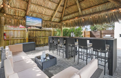 Lake Worth Corridor House | Heated Pool | Near Beach | Tiki-Cabana | Lakefront