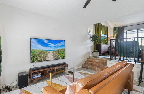 Lake Worth Corridor House | Heated Pool | Near Beach | Tiki-Cabana | Lakefront