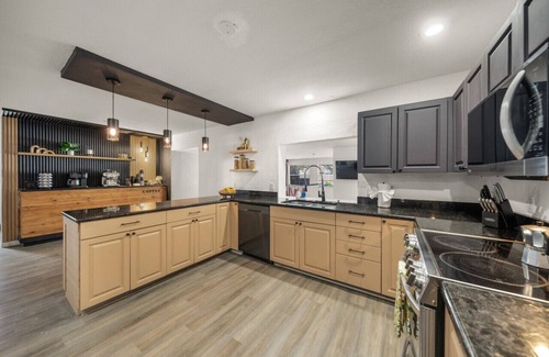 Bradenton Villa | Heated Pool Sleeps 32! Pickle/Basketball|Theater
