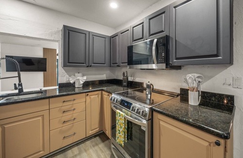 Bradenton Villa | Heated Pool Sleeps 32! Pickle/Basketball|Theater