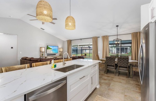 San Carlos Park House | ★ Heated Salt-Water Pool Kid Friendly Near Beach CLEAN ★