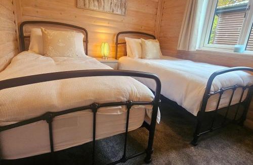 Newton Saint Cyres Ski Chalet | Heather Lodge with Hot Tub