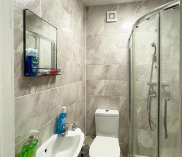 Harlington Bed & Breakfast | Heathrow Lodge BnB
