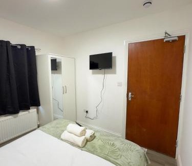 Harlington Bed & Breakfast | Heathrow Lodge BnB