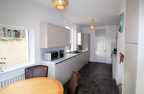 Heaton House | Heaton - 5 Large Beds - Period Property - Newly Refurbished