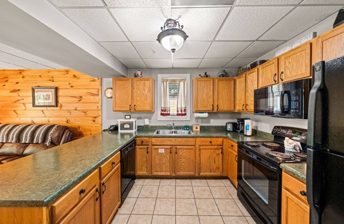 Sevierville Cottage | Heaven Sent - Tastefully Decorated Cabin with Fireplace
