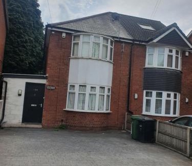 Brierley Hill House | Heavenly Apartment