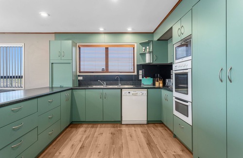 Whakatane House | Heavenly on Riverside - Whakatāne Holiday Home